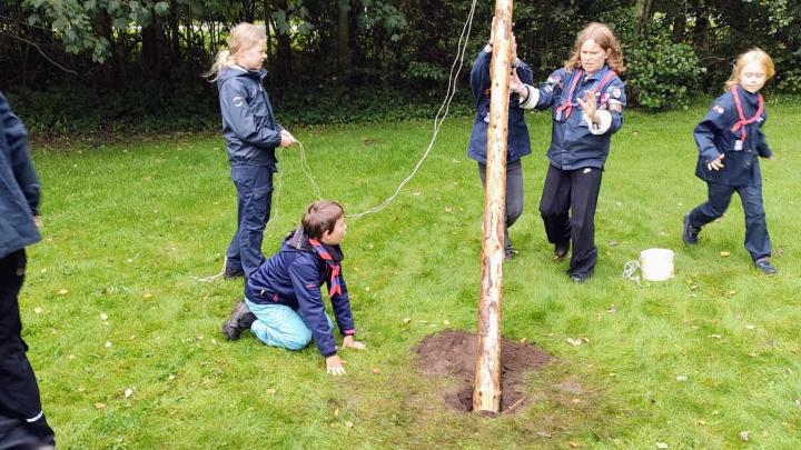 Struerspejdernes juniorer bygger flagstang 